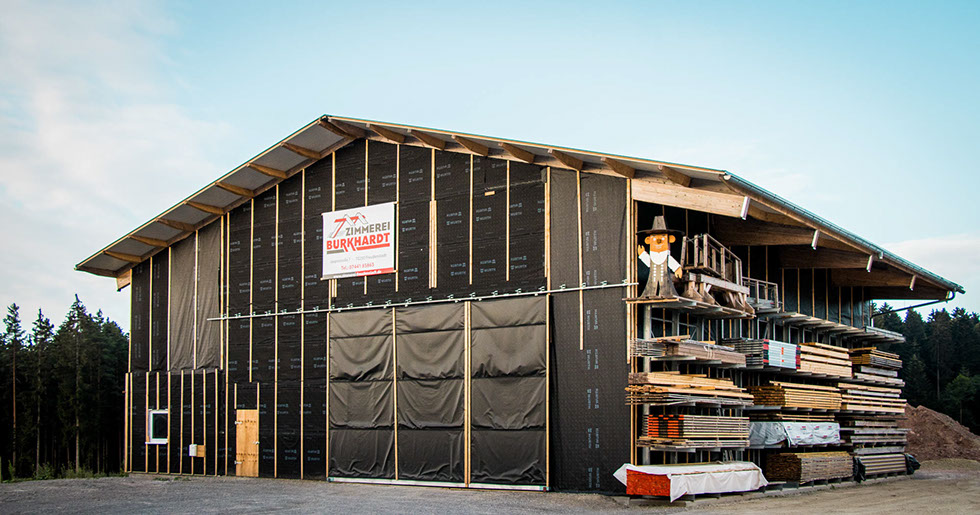 Werkstattgebäude der Zimmerei Achim Burkhardt am Waldrand