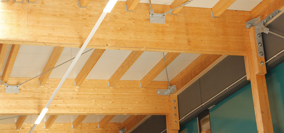 Holztragwerk in einer Industriehalle